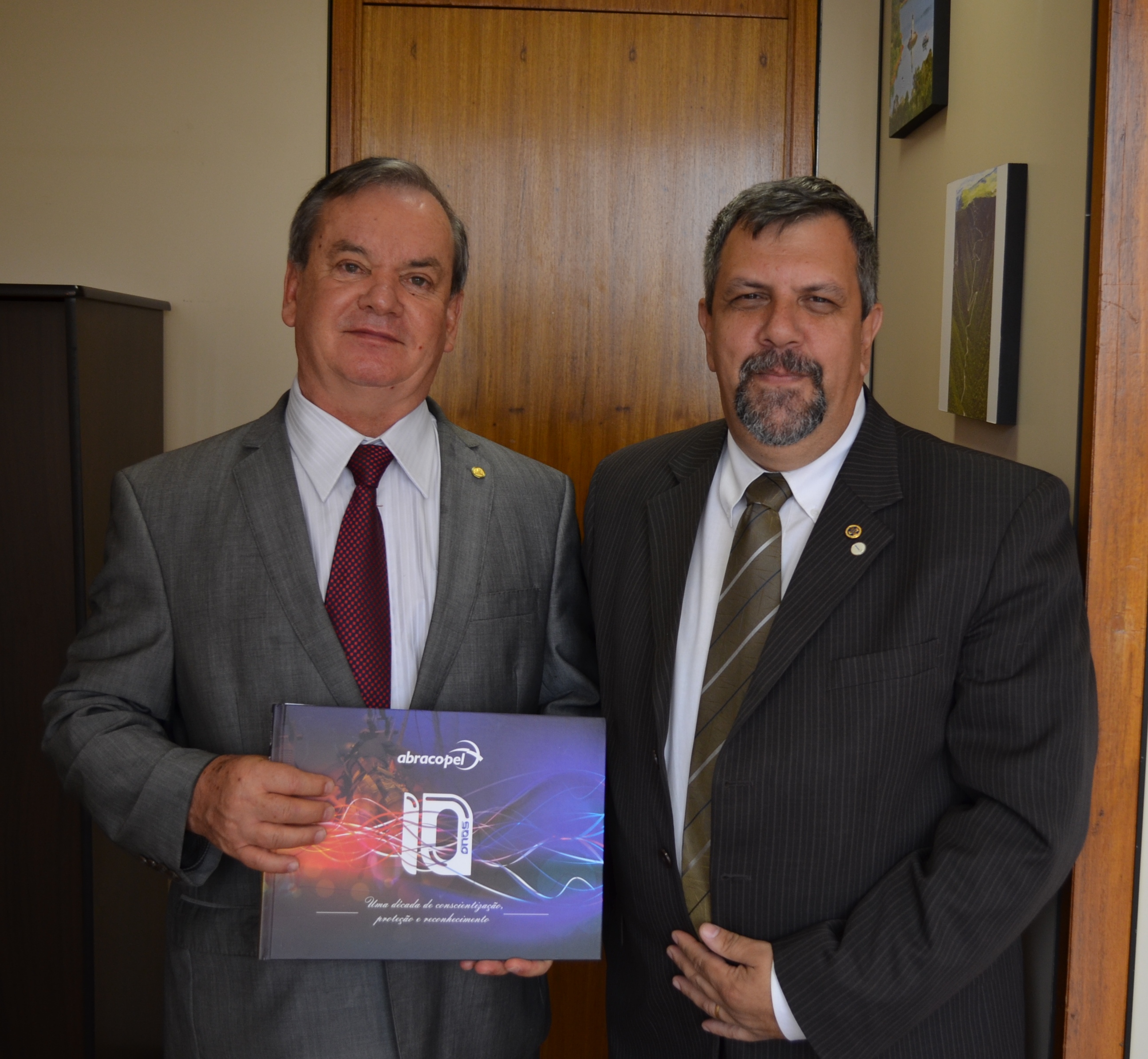 Deputado Rogério Peninha recebe livro comemorativo dos 10 anos da Abracopel.